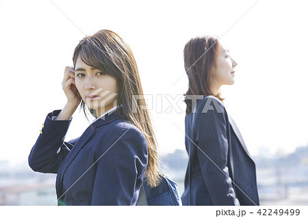 女性と女子高生 女性と女子高生 42249499