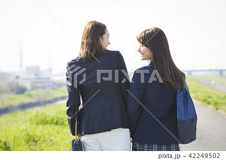 女性と女子高生 42249502