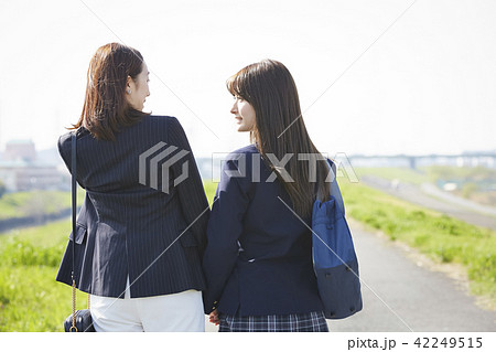 女性と女子高生 女性と女子高生 42249515