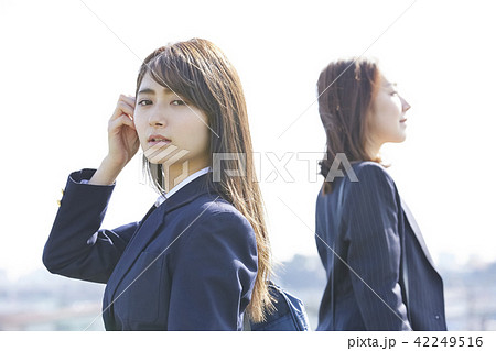 女性と女子高生 42249516