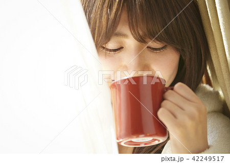 女性　リラックス 42249517