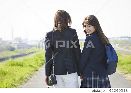 女性と女子高生 42249518