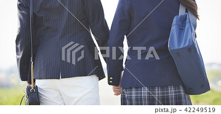 女性と女子高生 42249519