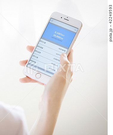女性　スマートフォン 42249593
