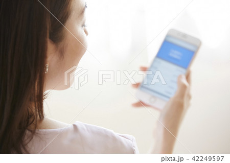 女性　スマートフォン 42249597