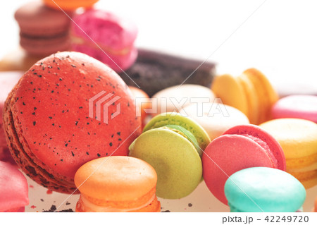 Mixed size of french macarons on white background 42249720