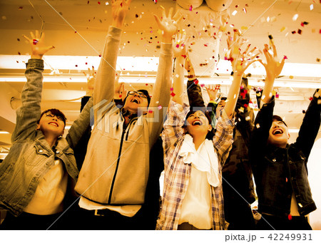 男女　盛り上がる 42249931