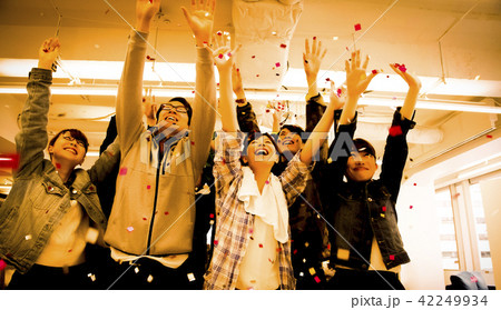 男女　盛り上がる 42249934