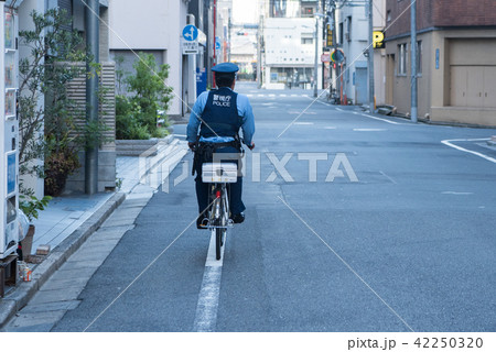 自転車でパトロール中の警視庁の警察官 42250320