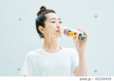 デトックス　ヨガ 42250459