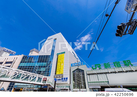 新宿駅南口の風景 42250696