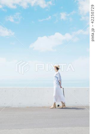 女性 ミドルエイジ 散歩 女性 ミドルエイジ 散歩 42250729