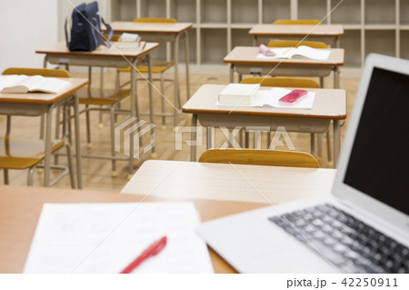 パソコン　採点　テスト　ICT教育　塾　学習塾　教育イメージ　先生　教師　教室　学校　授業 42250911