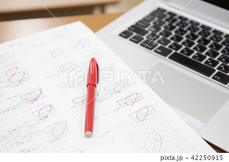 パソコン　採点　テスト　ICT教育　塾　学習塾　教育イメージ　先生　教師　教室　学校　授業 42250915