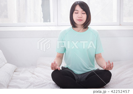 瞑想する 瞑想 座禅 42252457