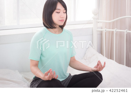瞑想する 瞑想 座禅 42252461