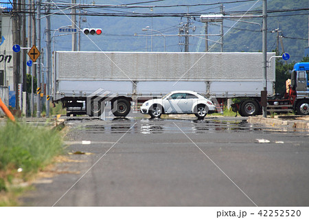 猛暑で陽炎に揺らめく車 猛暑で陽炎に揺らめく車 42252520