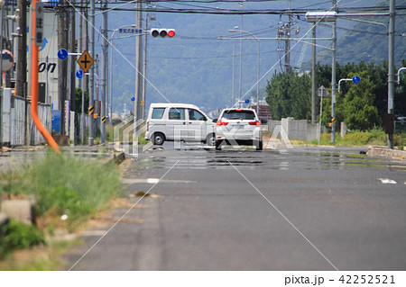 猛暑で陽炎に揺らめく車の写真素材 [42252521] - PIXTA