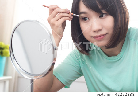 化粧 メイクアップ お化粧 42252838