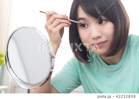 化粧 メイクアップ お化粧 42252839