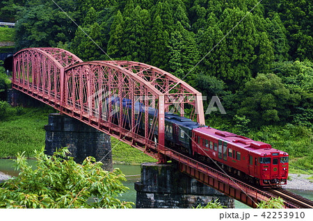 いさぶろう・しんぺい編成を増結し球磨川第一橋りょうを渡る特急「かわせみ やませみ」 いさぶろう・しんぺい編成を増結し球磨川第一橋りょうを渡る特急「かわせみ やませみ」 42253910