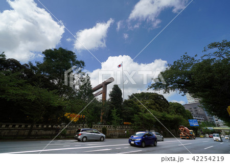日本の東京都市景観　青空と靖国神社 42254219
