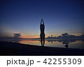 白保海岸の朝焼けとヨガのポーズ 42255309