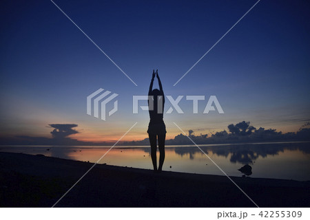 白保海岸の朝焼けとヨガのポーズ 42255309