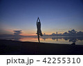 白保海岸の朝焼けとヨガのポーズ 42255310