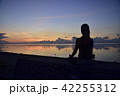 白保海岸の朝焼けとヨガのポーズ 42255312