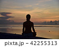 白保海岸の朝焼けとヨガのポーズ 42255313