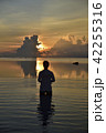 白保海岸の朝焼けと女性のシルエット 42255316