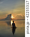 白保海岸の朝焼けと女性のシルエット 42255317