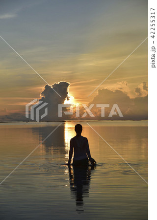 白保海岸の朝焼けと女性のシルエット 42255317
