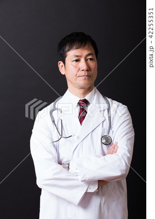 白衣のミドル男性 42255351