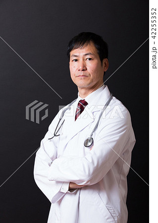白衣のミドル男性 42255352