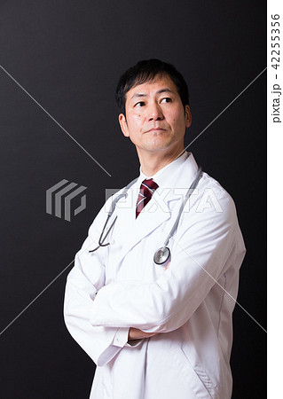 白衣のミドル男性 42255356