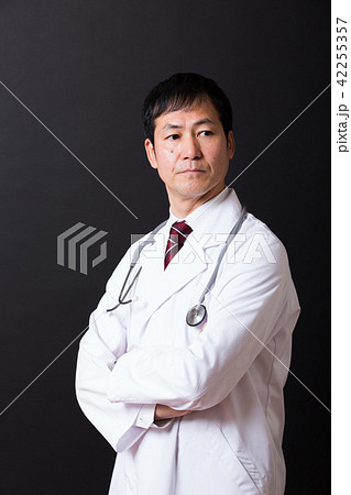 白衣のミドル男性 42255357