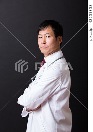 白衣のミドル男性 42255358