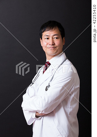 白衣のミドル男性 42255410