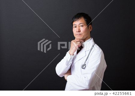 白衣のミドル男性 白衣のミドル男性 42255661