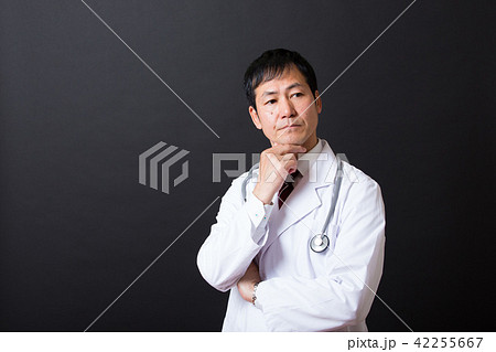 白衣のミドル男性 42255667