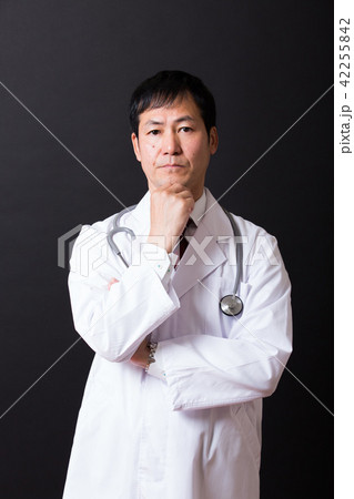 白衣のミドル男性 42255842