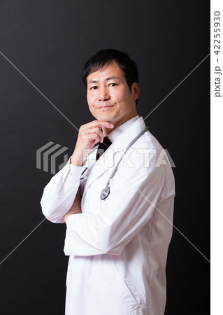 白衣のミドル男性 42255930