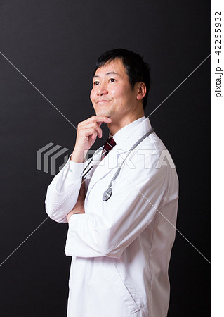 白衣のミドル男性 42255932