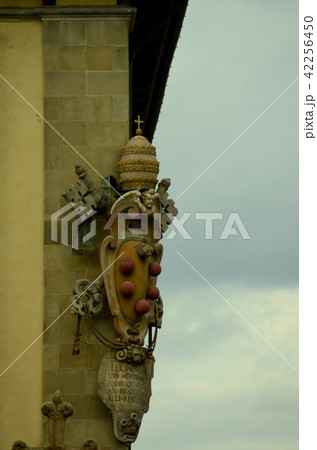 サン・ジョバンニ洗礼堂に掲げられているメディチ家の紋章 42256450