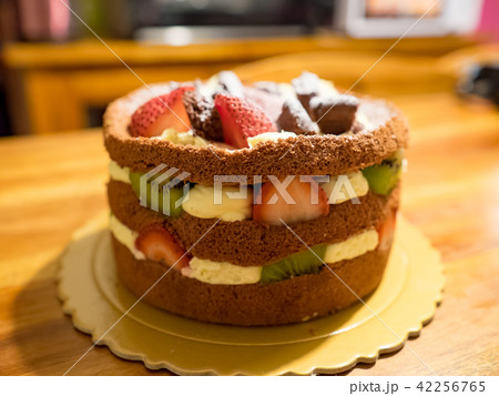 sweet round cake with fruit sweet round cake with fruit 42256765