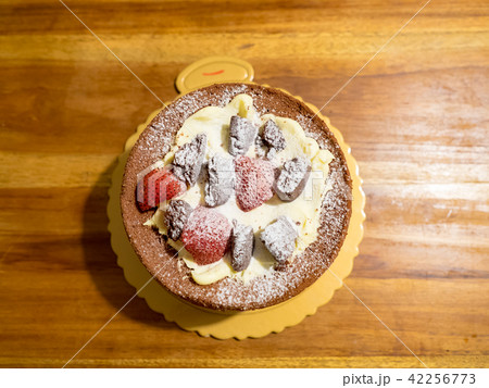 sweet round cake with fruit 42256773
