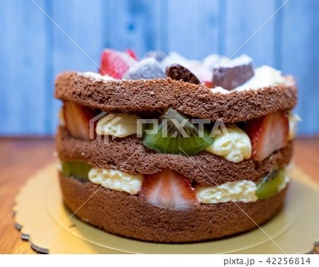 sweet round cake with fruit 42256814