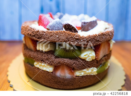 sweet round cake with fruit 42256818